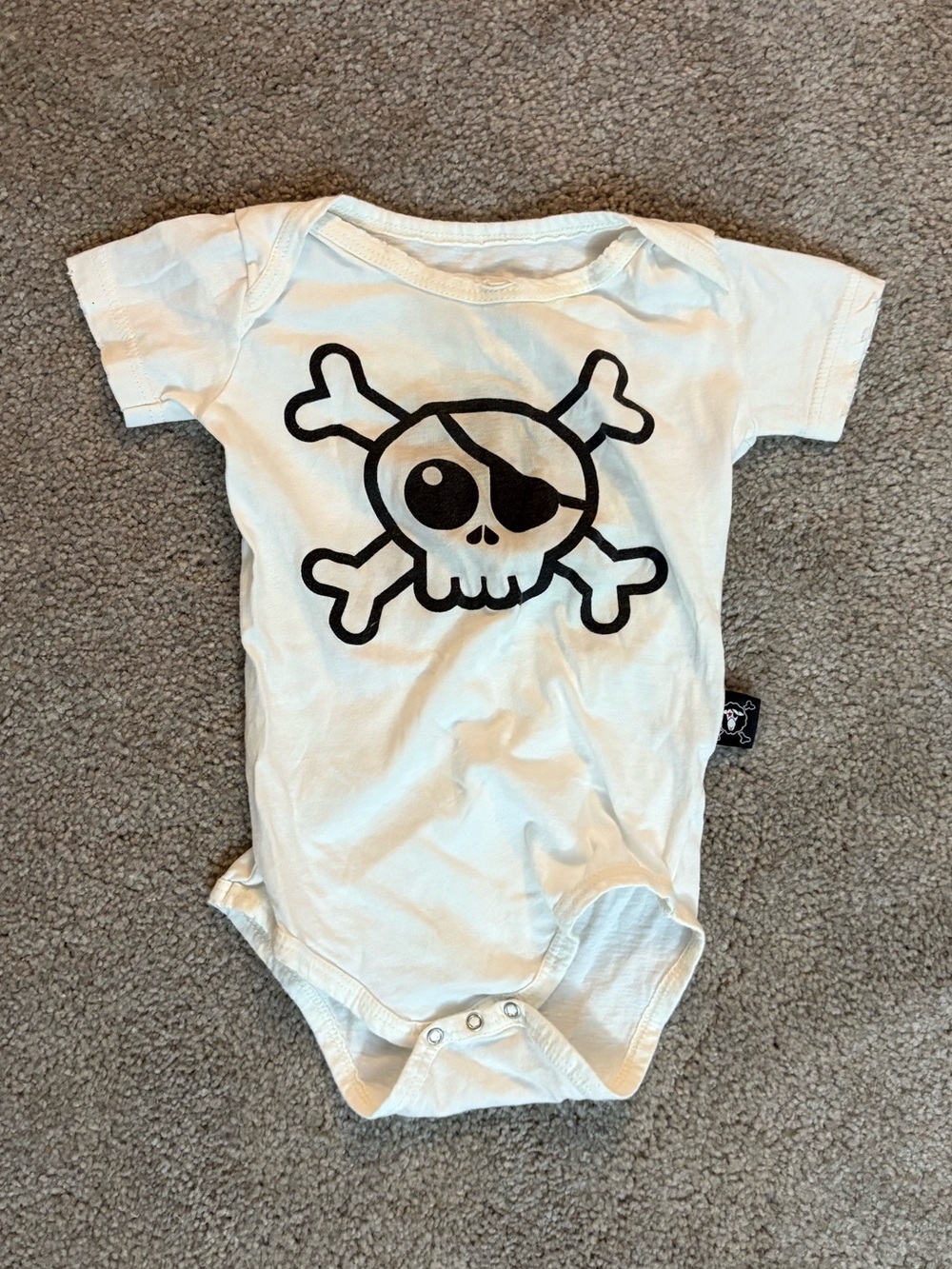 NUNUNU skull and cross bone onesie